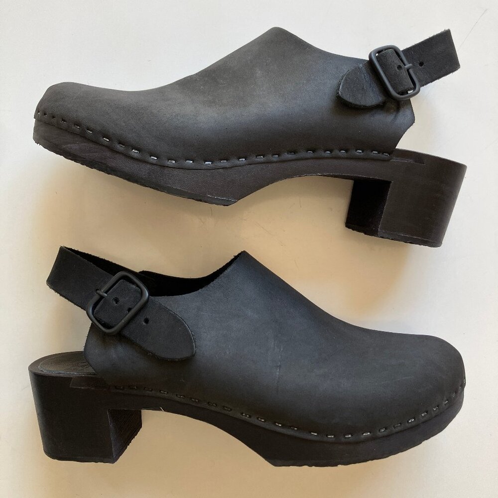Bryr Daphne Monochrome in Black Clogs (wooden heel)